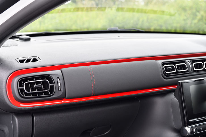 インパネはレッドのラインで縁取られるほか、表面にテップレザーのトリムが張られている。