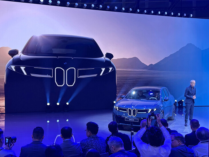 新型「iX3」を紹介する、BMWグループでデザインを統括するエイドリアン・ファン・ホーイドンク氏。