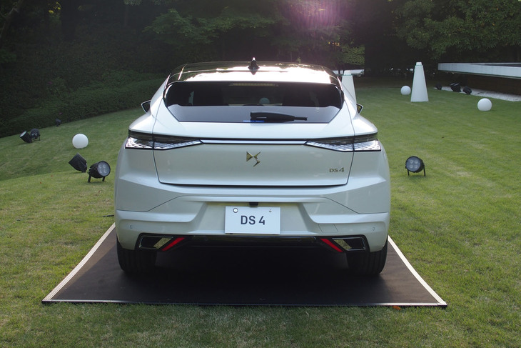 DS 4リヴォリPureTech（リアビュー）