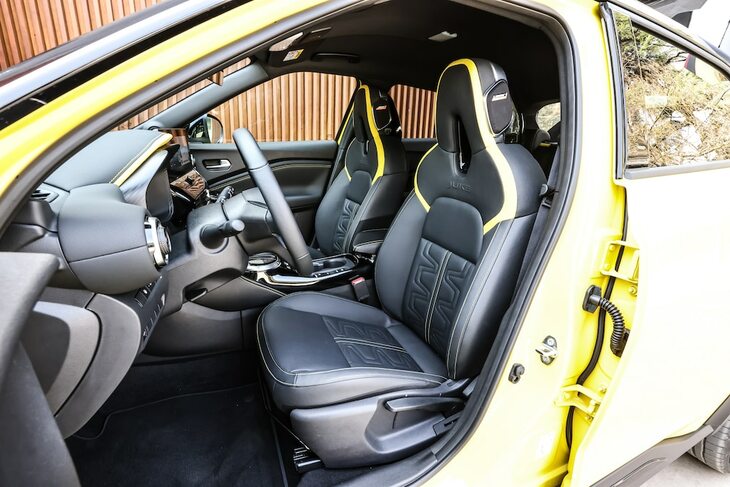 最新の「ジューク」のインテリア素材は、完全にアニマルフリー。試乗車のシート（写真）には、ヘッドレスト内蔵型のスピーカーが装着されている。
