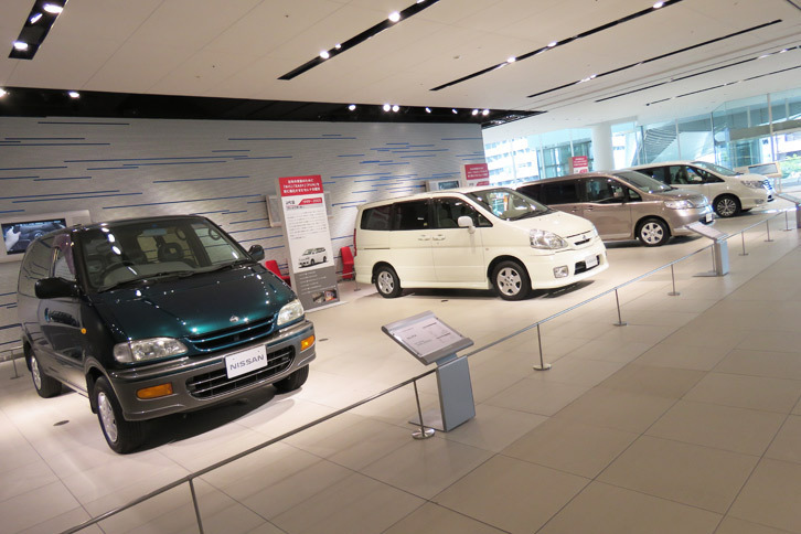 ショールームに飾られた歴代の「セレナ」。ちなみに、一番手前の初代モデルは後期型。前期型は「バネットセレナ」という名称で販売されていた。