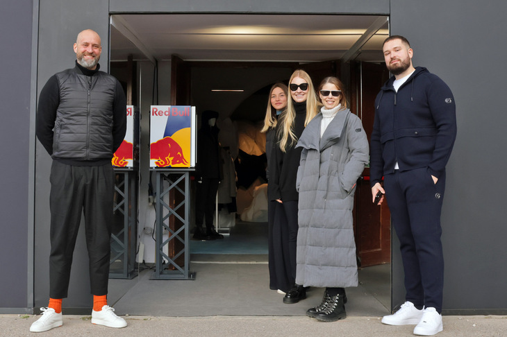 アルファタウリのエントランスで歓迎してくれたスタッフたち。