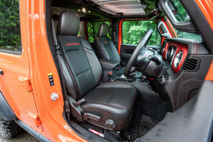 「RUBICON」の刺しゅうが施されたレザーシート。フロントにはシートヒーターも装備される。