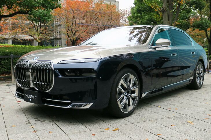 2022年4月に発表された新型「7シリーズ」（写真はBEVモデルの「i7」）。ボディーはドーンとぶ厚くなり、先代後期モデルで騒がれたキドニーグリルの大型化は、一層加速することとなった。