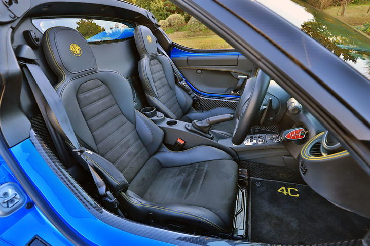 イエローのステッチが目を引く、レザーとアルカンターラのスポーツシート。標準車にもオプションで用意されている。