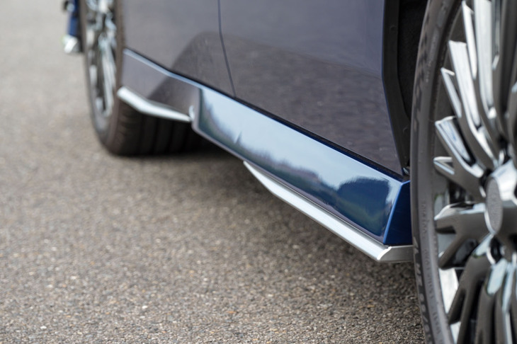 前後のバンパー下部やサイドシルの下部にぶら下がったメタル調フィニッシュパーツは波打ち際に光る白波の勢いと美しさを表現している。