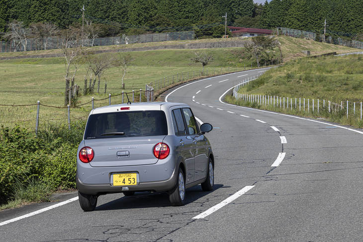 車両や歩行者、二輪車、自転車に対応し、交差点でも検知可能な衝突被害軽減ブレーキを採用するなど、安全性もアップ。車線維持支援機能も搭載されたが、アダプティブクルーズコントロールは設定されていない。