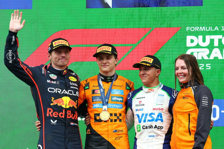 F1第15戦オランダGPを制したマクラーレンのオスカー・ピアストリ（写真左から2番目）、2位に入ったレッドブルのマックス・フェルスタッペン（同左端）、3位で初めて表彰台に立ったレーシングブルズの新人アイザック・ハジャー（同右から2番目）。（Photo=Getty Images / Red Bull Content Pool）