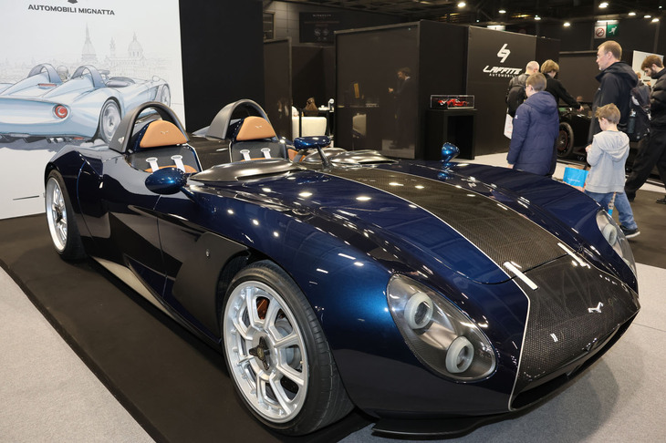 「ミニャッタ・リーナ」はイタリアの小コンストラクターが製作した1960年代のバルケッタへの郷愁。フロントミドシップに積まれるエンジンにはフォード製の5リッターV8が用いられている。Rinaとは創業者の祖母の愛称とのこと。