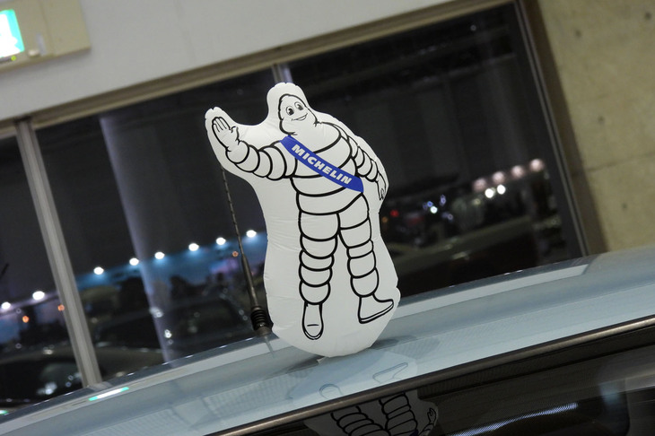 「オートモビル カウンシル2024」の会場より、原工房の展示ブースの様子。