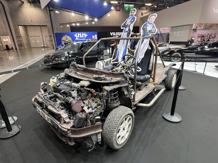 フランス発の人気YouTubeチャンネル『VILEBREQUIN』で紹介された車両の展示。