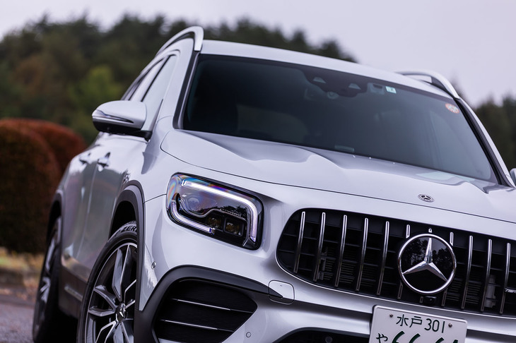 フロントマスクでは、15本のルーバーを縦に並べたAMG専用「パナメリカーナグリル」と「マルチビームLEDヘッドランプ」が目を引く。