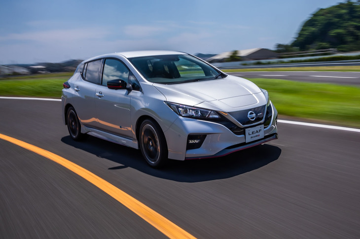 日産のテストコース「グランドライブ」での走行シーン。今回のマイナーチェンジで欧州仕様車に用いられるステアリングギアボックスへと換装。ギア比は18.3：1から14.9：1に変更された。