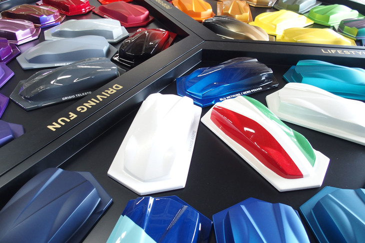 ランボルギーニのビスポークプログラム、アドペルソナムのディスプレイ（外装色のサンプル）。