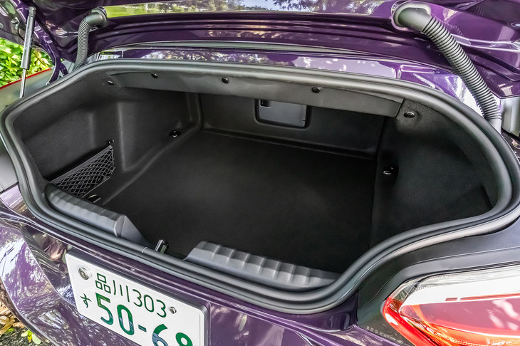 荷室容量は281リッター。電動ソフトトップの開閉システムは荷室と完全に分離されており、トップの開閉状態によって容量が変わることはない。