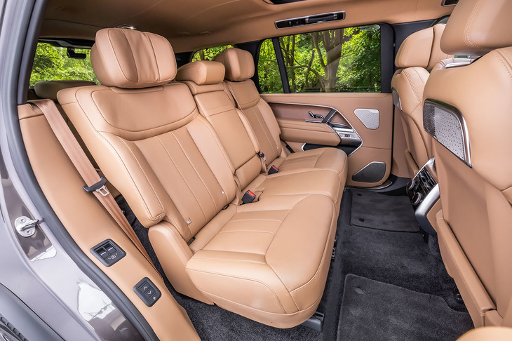 「リアエグゼクティブクラスコンフォートシート」と呼ばれる後席。試乗車両の天井は、エボニー／キャラウェイのコンビネーションレザーからなる無償オプションの「SVビスポークデュオトーンヘッドライニング」で仕上げられていた。