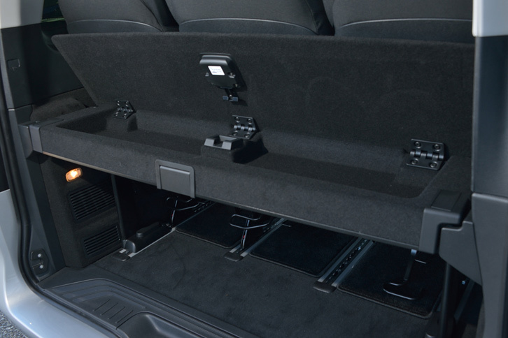 荷室に装わる小物入れ付きの「ラゲッジルームセパレーター」。受注生産のエントリーグレード「V220dトレンド」を除く全車に標準装備される。