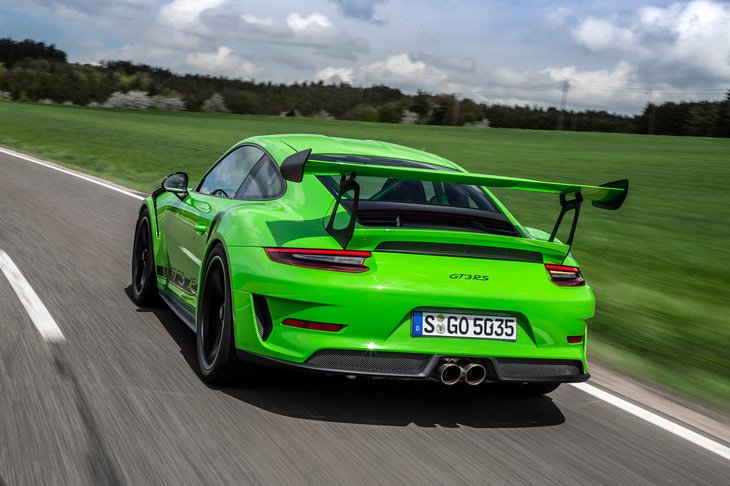 「911 GT3 RS」の最新モデルは、2018年3月のジュネーブモーターショーでデビュー。「911 GT3」とレーシングカーの「GT3カップ」をベースにポルシェ モータースポーツで開発された。