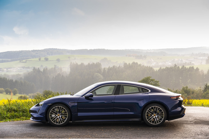 全長×全幅＝4963×1966mmというフットプリントを誇る「タイカン」。「パナメーラ」より全長こそわずかに短いものの、全幅では31mm上回っている。