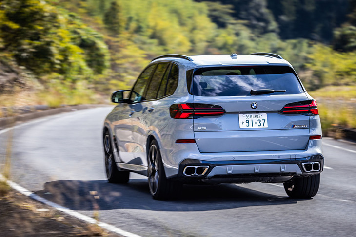 エアサスによる快適な乗り心地と、可変レシオと後輪操舵を組み合わせたインテグレーテッドアクティブステアリングによって軽快な走りが味わえる「X5 M60i xDrive」。長距離走行時には肉体的疲労も少ないと感じた。
