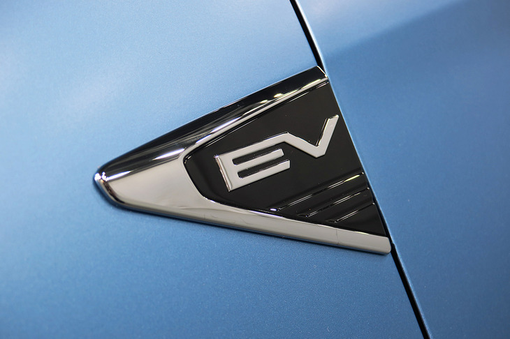 三菱K-EVコンセプトXスタイル（フロントフェンダーパネルのエンブレム）