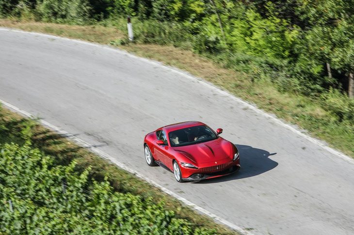 イタリアのストラーダ・プロヴィンチャーレ（県道）にありがちな荒れた路面でも、サスペンションから伝わる突き上げは、極めて抑制されている。