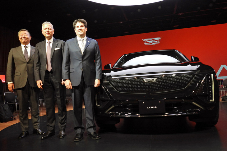 写真向かって右から、ゼネラルモーターズのジョン・ロス氏とヘクター・ヴィラレアル氏、ゼネラルモーターズ・ジャパンの若松 格社長。