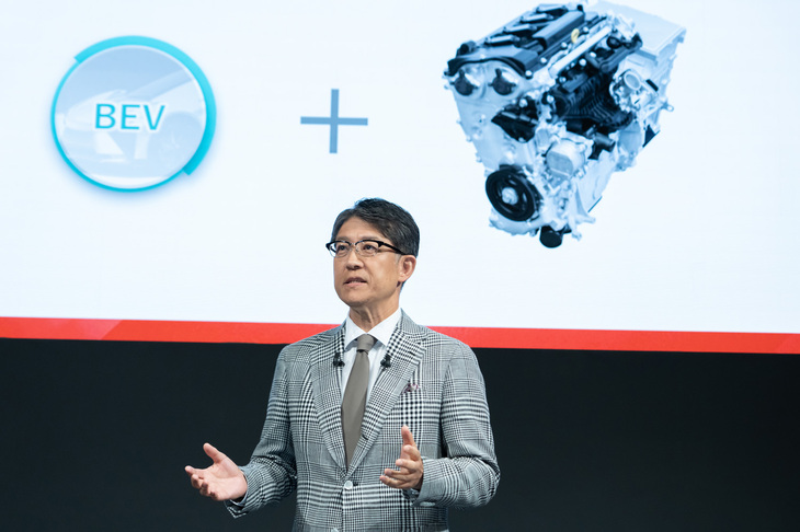 トヨタは2024年5月にスバル、マツダと共同で開催した次世代パワートレインの技術説明会「マルチパスウェイ ワークショップ」において、次世代を担う新たな直4エンジンを発表した。写真は同イベントに登壇したトヨタ自動車の代表取締役社長 佐藤恒治氏。