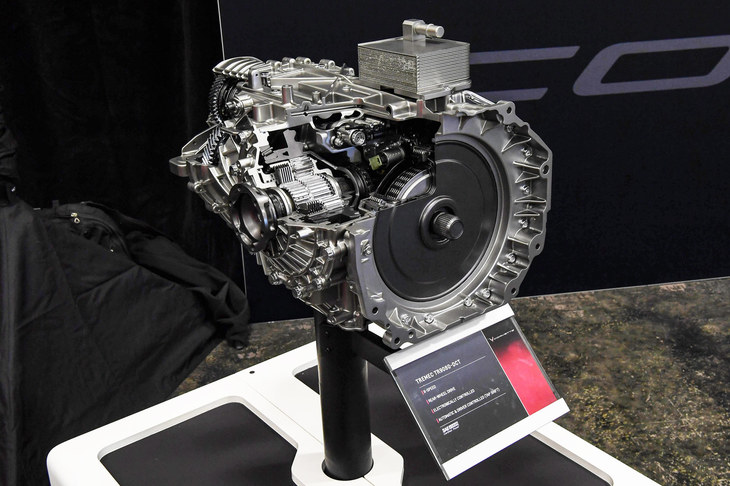 シボレーとしてはこれが初採用となる8段デュアルクラッチ式AT。クラッチには、ステアリングホイールの両シフトパドルを引くことで動力伝達を切るニュートラル機能も備わっている。