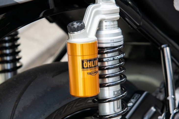 リアサスペンションは伝統的なツインショック。オーリンズのフルアジャスタブルタイプがおごられている。