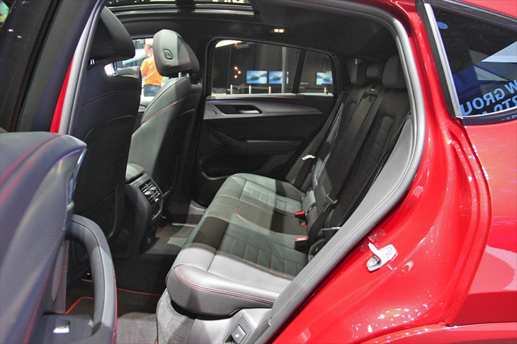 BMW X4（リアシート）