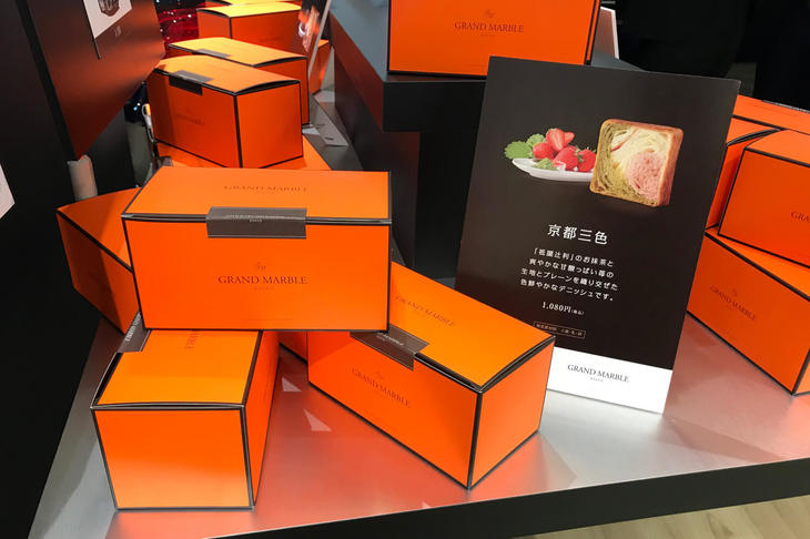 月替わりで全国のご当地グルメの販売も行われる。