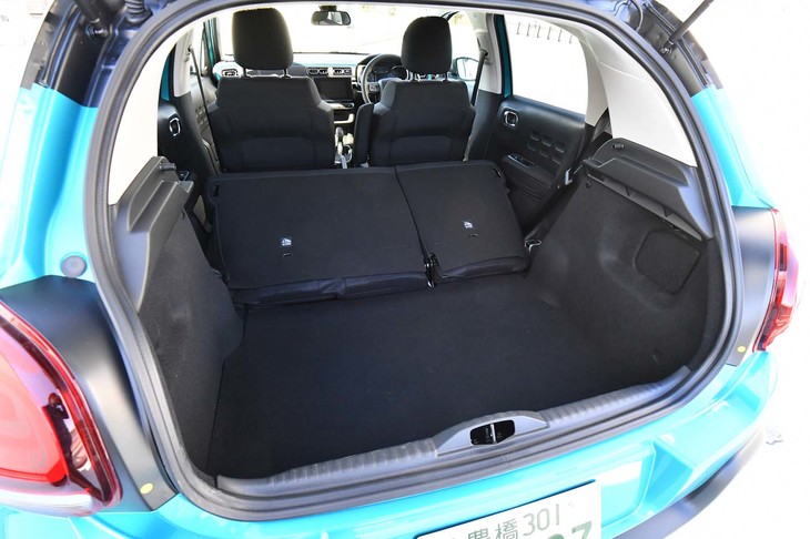 60：40分割式の後席を倒し、積載スペースを最大化した状態。フロアはフルフラットにならず、シート部分に傾斜が残る。