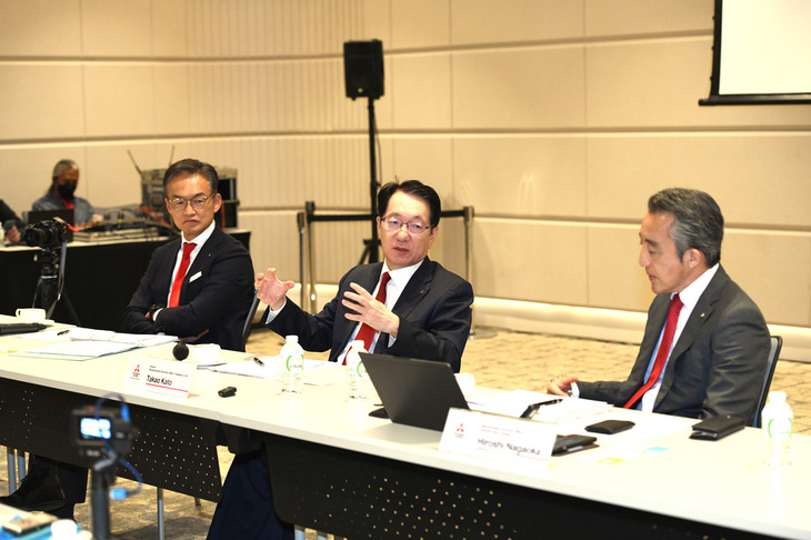 発表会の後、報道陣の取材に応じる加藤隆雄CEO（写真中央）ら三菱の関係者。