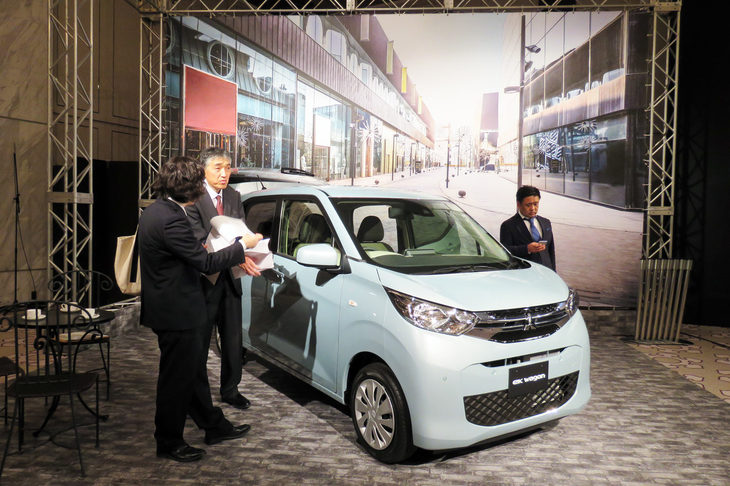 「ミントブルーメタリック」のボディーカラーをまとう、新型「eKワゴン」。ツートンカラーの設定はないが、それでもボディーカラーには7種類の色が用意されている。