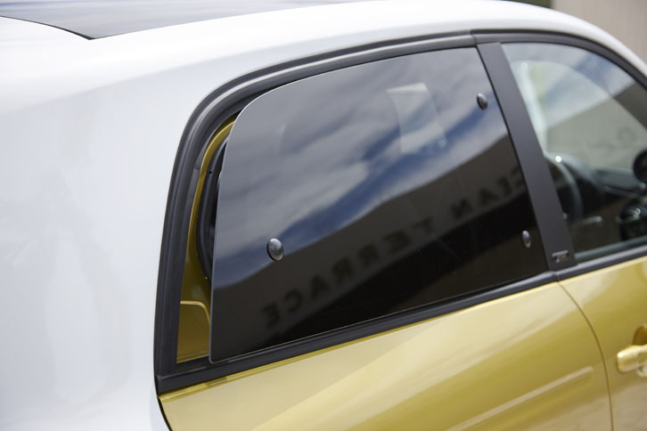 「フォーフォー」シリーズのリアウィンドウは、ヒンジを介した動作により後部のみ開閉できる。