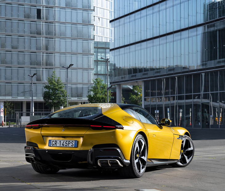 リアまわりは、大きな山型（デルタ型）の輪郭が強烈な個性を放つ。エキゾーストパイプは左右2本ずつの4本出しとなっている。