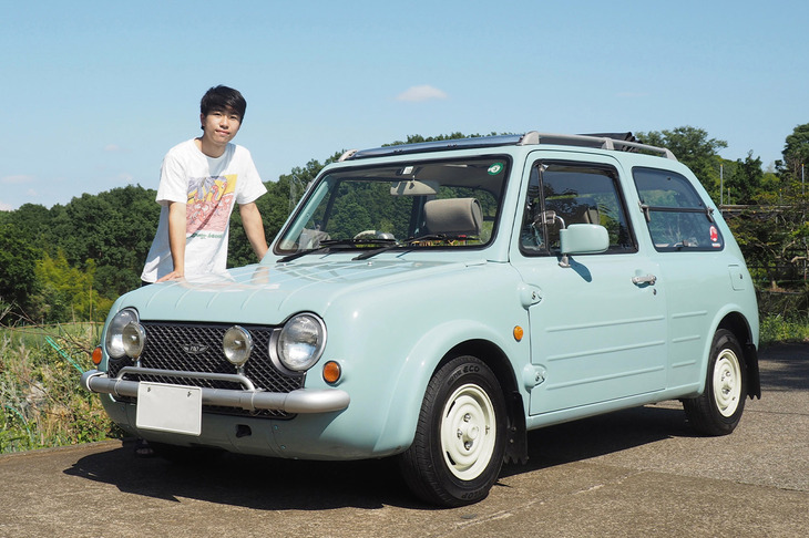 「日産パオ」（1989年）とオーナーの小池さん。