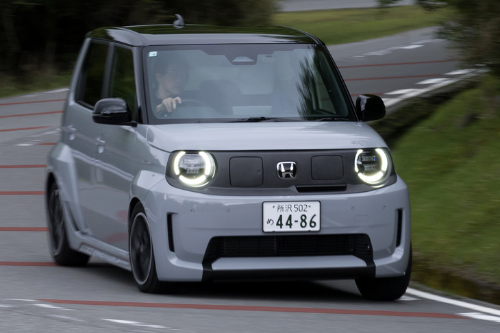 「ブースト」モードでは、通常は47kW相当に抑えられている電流制限を解除することで、70kWの最高出力を発生。その際の発熱を考慮して、張り出したバンパー内に導風ダクトを設置してラジエーターの冷却性能を強化している。