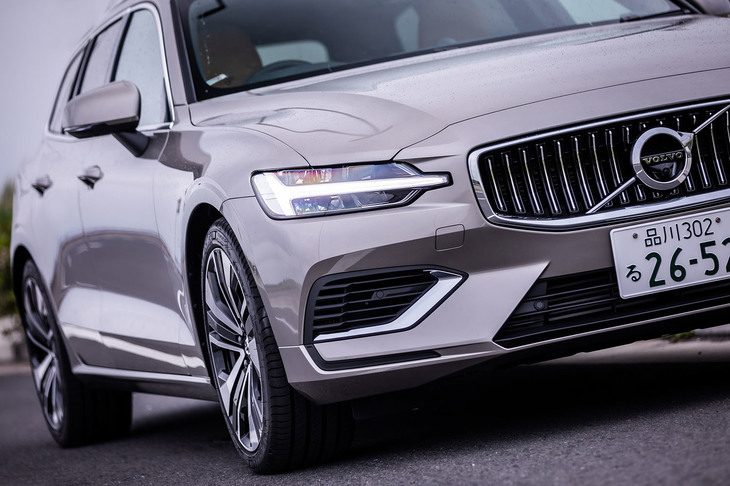 先行車や対向車の有無など走行状況に応じて、ヘッドライトの照射位置を自動調整する「フルアクティブハイビームLEDヘッドランプ」が標準装備される。プラグインハイブリッドモデルはフロント左右のエアインテーク部分にメッキの加飾が追加されており、他グレードと識別しやすい。