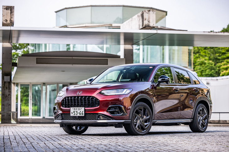 個性を引き立て、調和のとれた存在感を演出すると紹介される「ZR-V」の「プレミアムスタイル」。ガンブラックパウダー塗装が施された19インチの「MG-030」アルミホイールが目を引く。