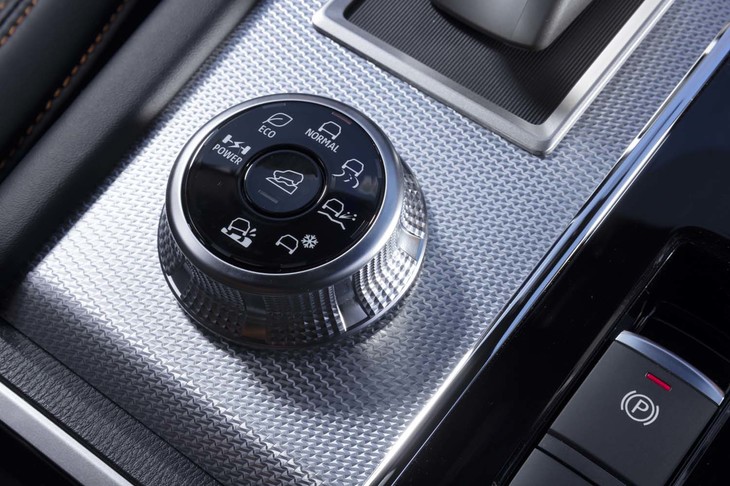 ドライブモードセレクターはセンターコンソールの一等地にレイアウト。側面にはダイヤモンドカットが施される。
