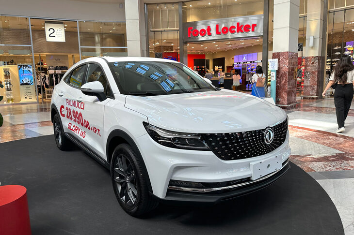 ミドルサイズクロスオーバーの「DFSKグローリーix5」。2023年夏、フィレンツェ郊外のショッピングモールで撮影。