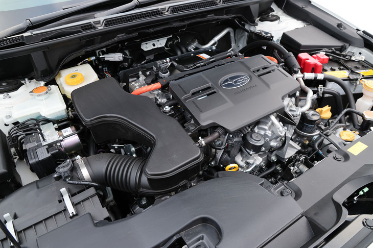 スバルのストロングハイブリッド「S：HEV」は、最高出力160PS/5600rpm、最大トルク209N・m/4000-4400rpmの2.5リッター水平対向4気筒エンジンと、駆動用および発電用の2つのモーターやフロントディファレンシャルギアなどをひとつにまとめたトランスアクスルを中心に構成。容量1.1kWhのリチウムイオンバッテリーを搭載している。