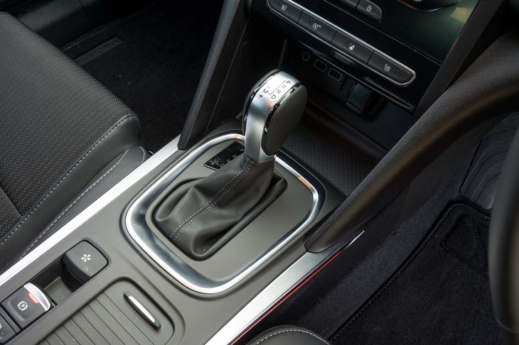 変速機は7段のデュアルクラッチ式AT。変速マナーは極めてスムーズ。