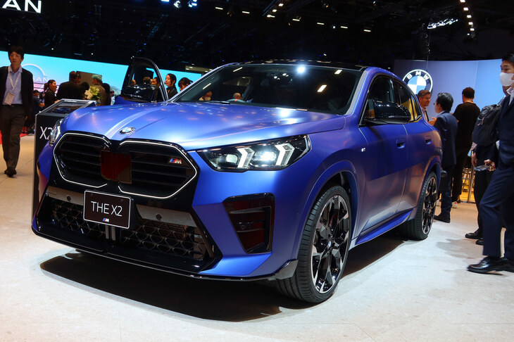 「ジャパンモビリティショー2023」の会場に展示された「BMW X2」。