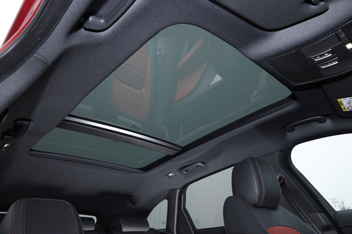 ブラインド付きのパノラミックサンルーフは、23万8000円のオプション。電動スライド機構により、前半分（写真では右側）は開放可能。
