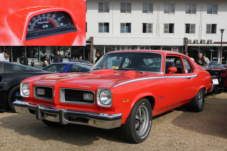1974年「ポンティアックGTO」。コンパクトカーの「ヴェンチュラ」をベースにダウンサイズされ、1年間だけ作られた4代目GTO。ボディーはテールゲートを備えたハッチバッククーペである（テールゲートなしのクーペも存在）。ボンネットフード上のタコメーターは、1968年以来のGTOのオプション。