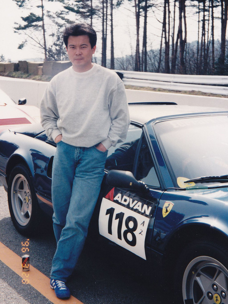 新卒で入った大企業トヨタ自動車を3年で辞め、中古フェラーリ業界に身を投じたエノテン。その後、1994年に紺の「フェラーリ328GTS」を買って、自身の夢を実現させた。