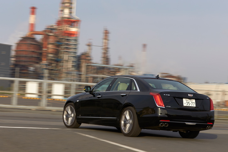 ボディーカラーは「ラジアントシルバーメタリック」「クリスタルホワイトトゥリコート」「ステラ―ブラックメタリック」の3色。このうち、シルバーをのぞく2色は12万9000円の有償色となる。